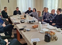 Spotkanie abp. Józefa Kupnego z przedstawicielami różnych struktur synodalnych.