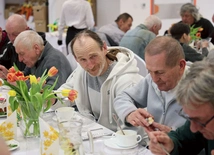 Tysiące osób otrzymuje wsparcie dzięki zaangażowaniu wolontariuszy, darczyńców i pracowników Caritas.