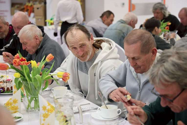 Tysiące osób otrzymuje wsparcie dzięki zaangażowaniu wolontariuszy, darczyńców i pracowników Caritas.