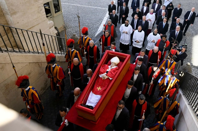 Ceremonia przeniesienie ciała Papieża Franciszka do Bazyliki Watykańskiej