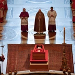 Ceremonia przeniesienie ciała Papieża Franciszka do Bazyliki Watykańskiej