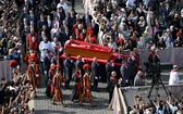 Ceremonia przeniesienie ciała Papieża Franciszka do Bazyliki Watykańskiej