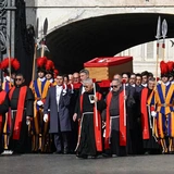 Ceremonia przeniesienie ciała Papieża Franciszka do Bazyliki Watykańskiej