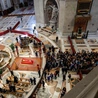 Bazylika św. Piotra. Wierni oddają hołd zmarłemu papieżowi