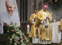 Nuncjusz apostolski o Franciszku: Modlimy się za Ciebie, a Ty módl się za nas