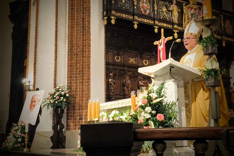 Msza św. za Franciszka w archikatedrze warszawskiej