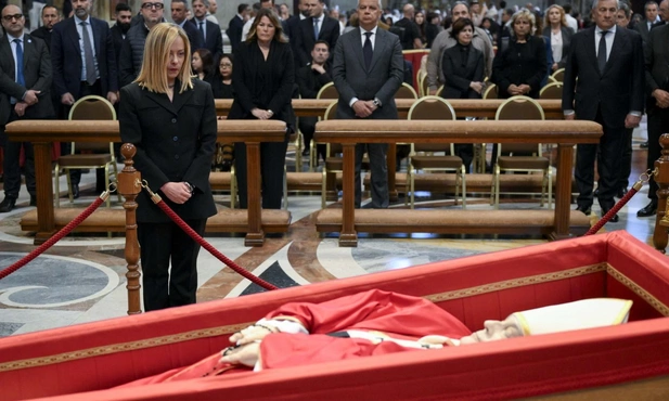 Premier Meloni przy trumnie Papieża