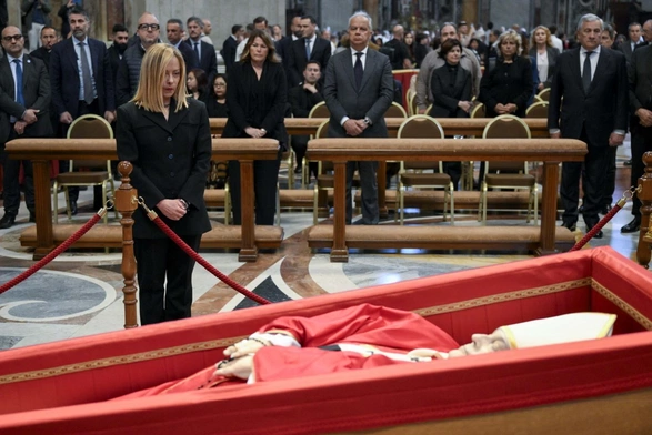 Premier Meloni przy trumnie Papieża