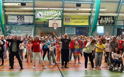 Młodzi wolontariusze Caritas zaprosili niepełnosprawnych i seniorów do tańca