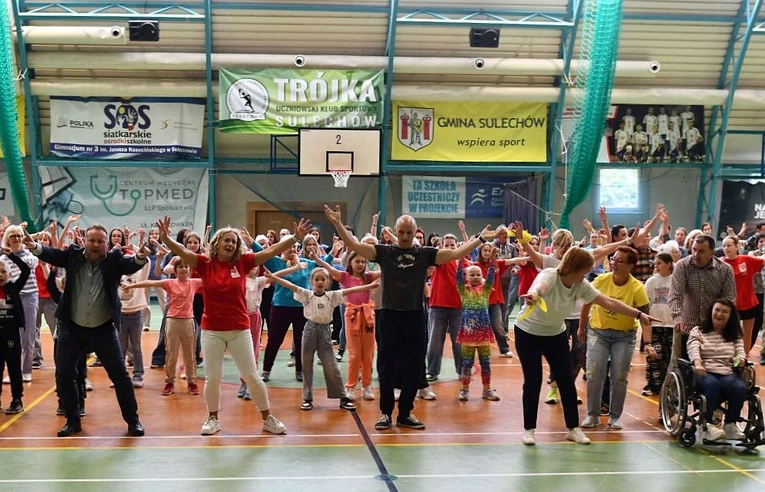 Młodzi wolontariusze Caritas zaprosili niepełnosprawnych i seniorów do tańca