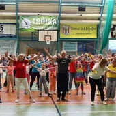 Młodzi wolontariusze Caritas zaprosili niepełnosprawnych i seniorów do tańca