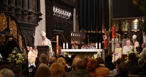 Za duszę Franciszka - wierni żegnali Ojca Świętego