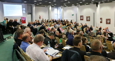 Płockie Dni Pastoralne. Lekcja przy chrzcielnicy