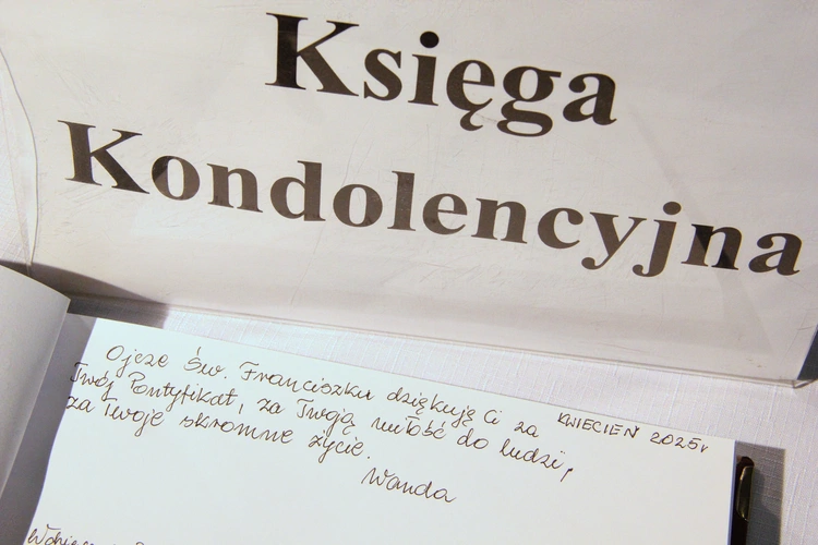 Tarnów. Księga kondolencyjna po śmierci papieża