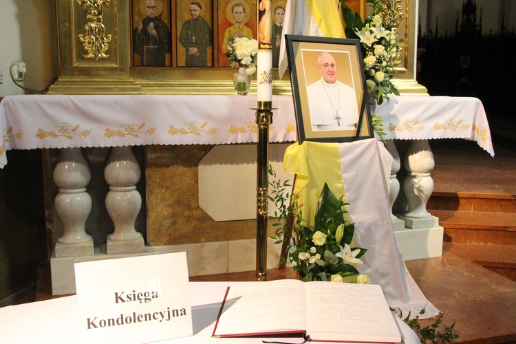 Tarnów. Księga kondolencyjna po śmierci papieża