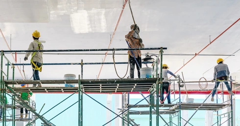 Rusztowania przejezdne – czyli komfort pracy na wysokości dzięki rusztowaniom aluminiowym