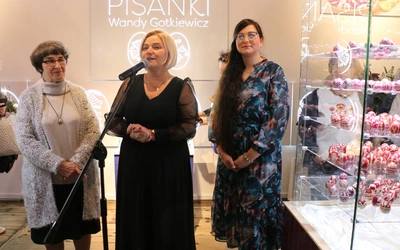 Podczas otwarcia wystawy (od lewej): Wanda Gotkiewicz, Ilona Jaroszek i Magdalena Grosiak.