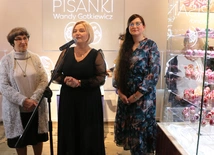 Podczas otwarcia wystawy (od lewej): Wanda Gotkiewicz, Ilona Jaroszek i Magdalena Grosiak.