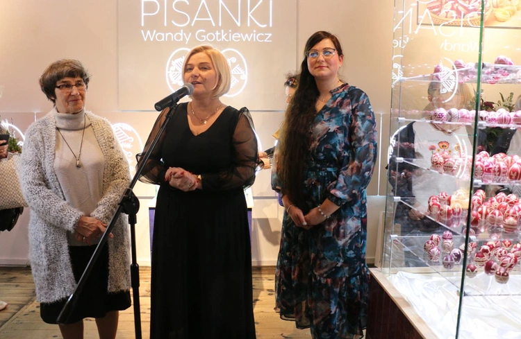 Podczas otwarcia wystawy (od lewej): Wanda Gotkiewicz, Ilona Jaroszek i Magdalena Grosiak.
