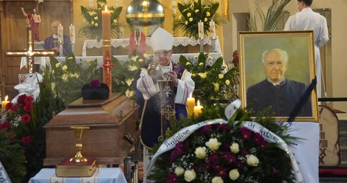 Uroczystości pogrzebowe ks. prał. Jana Kwasika. Odszedł do Pana w Niedzielę Zmartwychwstania Pańskiego