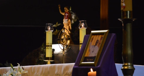 Pszczyna. Wieczór modlitwy za zmarłego papieża