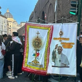 Wielkie rzesze ludzi przybywają na pogrzeb Franciszka