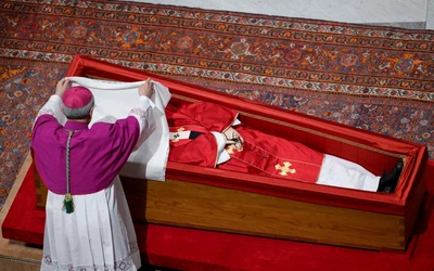 Ceremonia zamknięcia trumny Papieża Franciszka