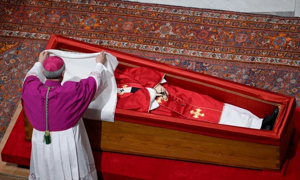 Ceremonia zamknięcia trumny Papieża Franciszka