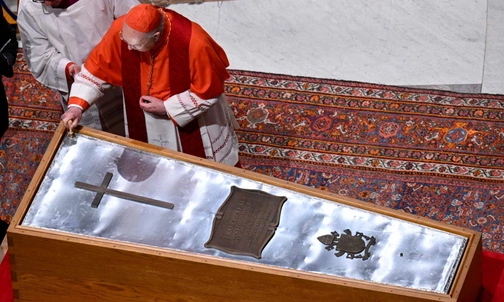 Ceremonia zamknięcia trumny Papieża Franciszka