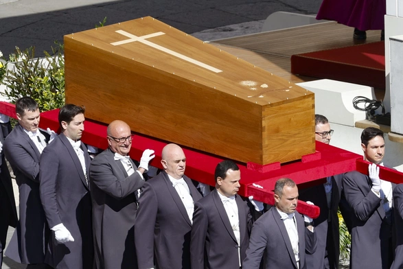 Trumna ze zmarłym papieżem Franciszkiem wynoszona na Plac św. Piotra