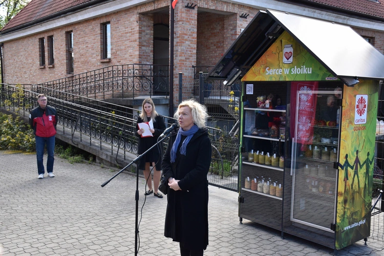 Lodówka społeczna "Serce w słoiku"