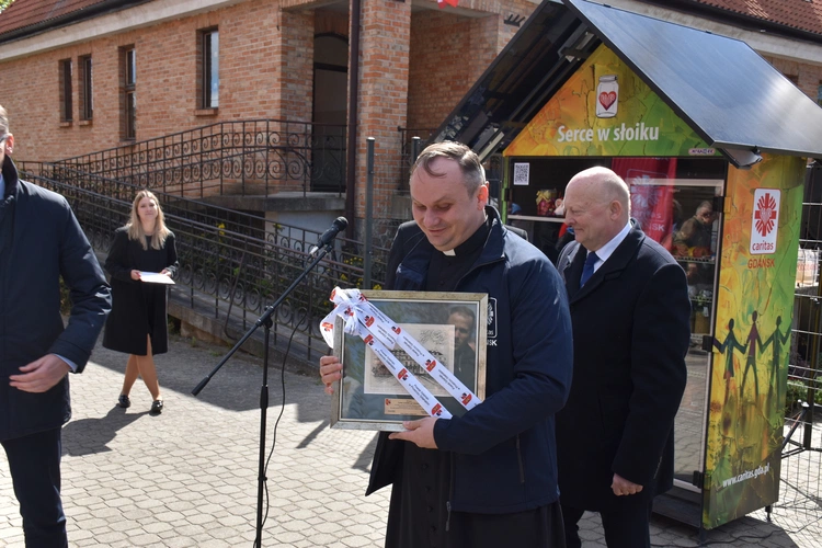Lodówka społeczna "Serce w słoiku"