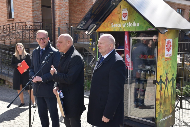 Lodówka społeczna "Serce w słoiku"