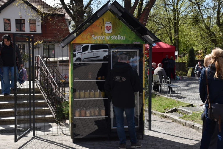 Lodówka społeczna "Serce w słoiku"