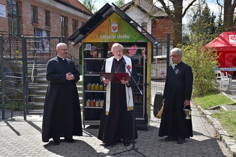 Lodówka społeczna "Serce w słoiku"