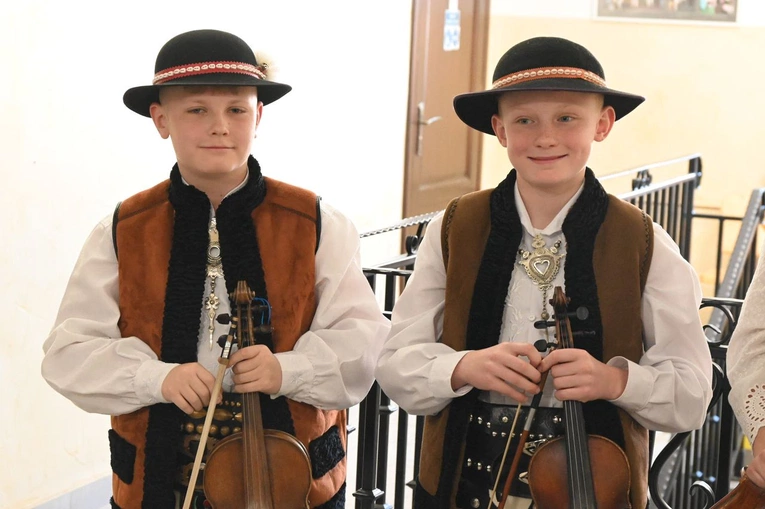 Ze śpiewem i muzyką