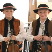 Ze śpiewem i muzyką