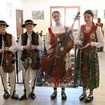 Ze śpiewem i muzyką