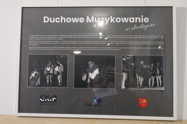 Ze śpiewem i muzyką