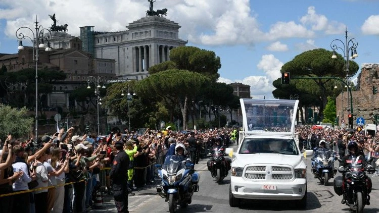 Przejazd trumny z ciałem Franciszka do Bazyliki Santa Maria Maggiore