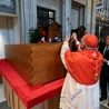 Złożono trumnę z ciałem Papieża Franciszka do grobu 