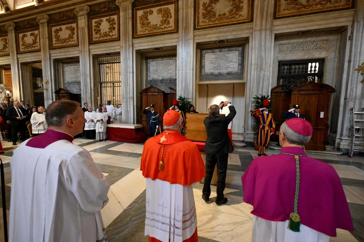 Złożono trumnę z ciałem Papieża Franciszka do grobu 