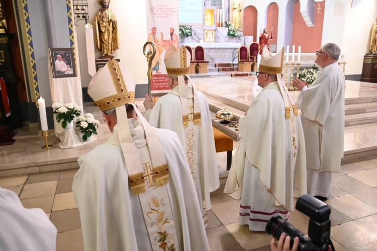 Modlitwa za zmarłego papieża Franciszka
