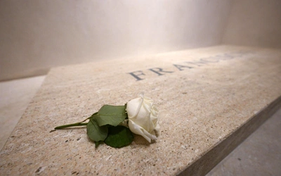 Grób Franciszka z białą różą – związek ze św. Teresą z Lisieux