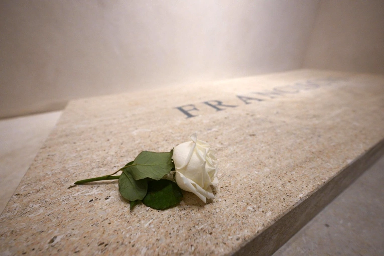 Grób Franciszka z białą różą – związek ze św. Teresą z Lisieux