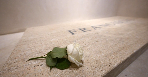 Grób Franciszka z białą różą – związek ze św. Teresą z Lisieux