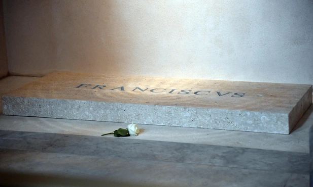Grób Franciszka z białą różą