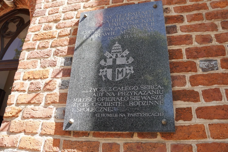 Abp Mieczysław Mokrzycki intronizował relikwie św. Jana Pawła II we Wrocławiu-Ołtaszynie