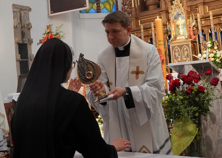 Abp Mieczysław Mokrzycki intronizował relikwie św. Jana Pawła II we Wrocławiu-Ołtaszynie