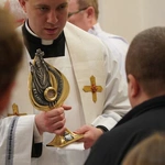 Abp Mieczysław Mokrzycki intronizował relikwie św. Jana Pawła II we Wrocławiu-Ołtaszynie